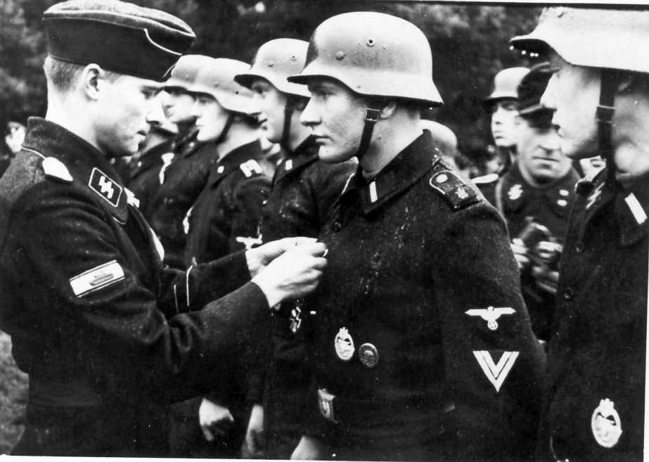 Peiper_in_award_ceremony_during_autumn_1944d_zps485b823c.jpg