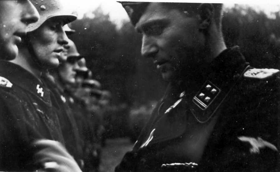 Peiper_in_award_ceremony_during_autumn_1944e_zpsac5f1a3f.jpg