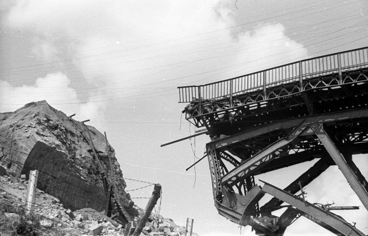 Первомайск - разрушенный железнодорожный мост через реку Буг 1941 г..jpg