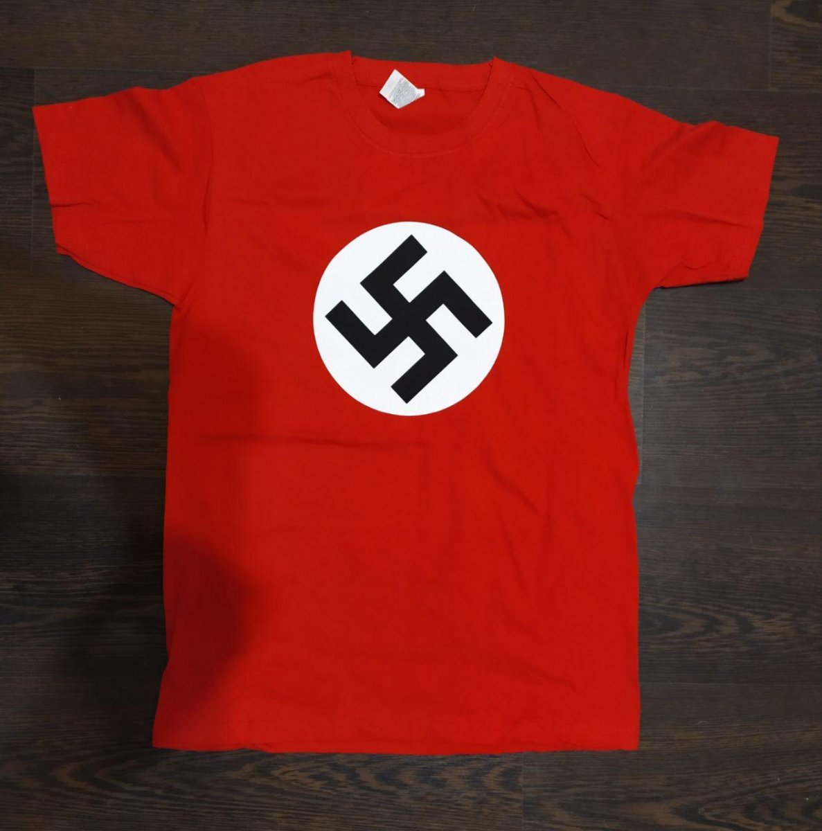 Футболка со свастикой. Кофта со свастикой. Одежда с нацистской символикой. Футболки с фашистской свастикой.