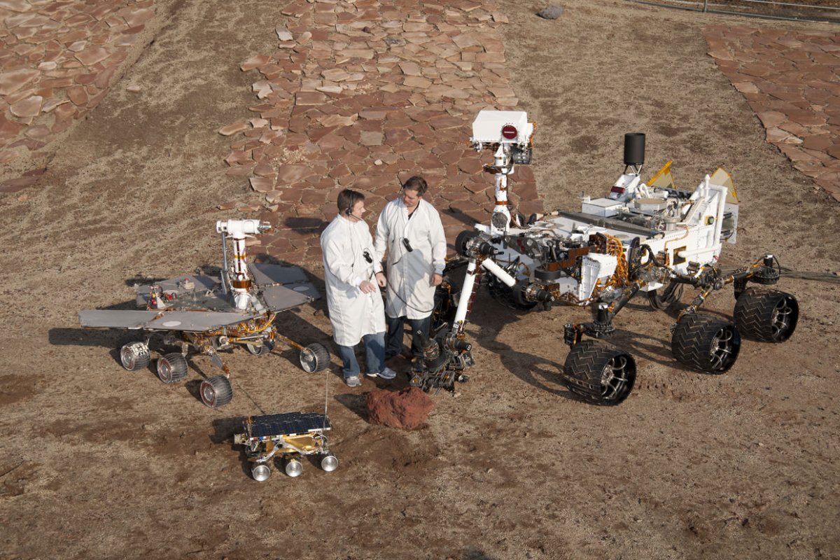 PIA15279_3rovers-stand_D2011_1215_D521_br2.jpg