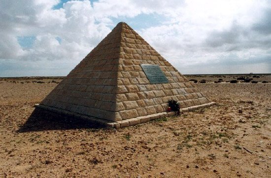 Пирамида на месте гибели Марселя.jpg