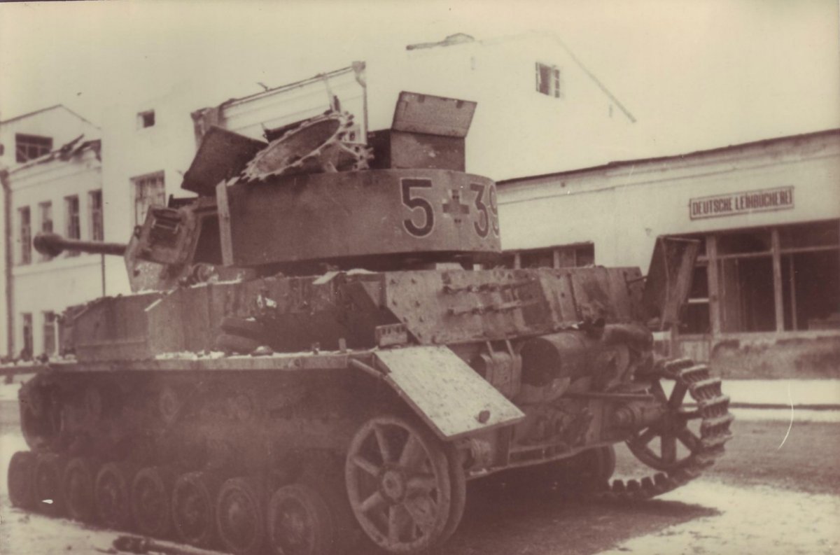 Подбитый танк PzKpwf IV (T-IV), Житомир, 1944.jpg