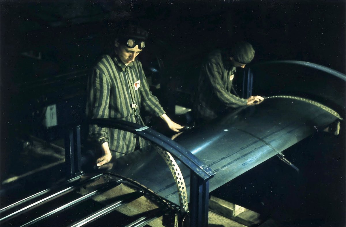 Political_prisoners_producing_a_casing_fo_a_V-2_missiles_in_hall-no_-31_July_1944.jpg