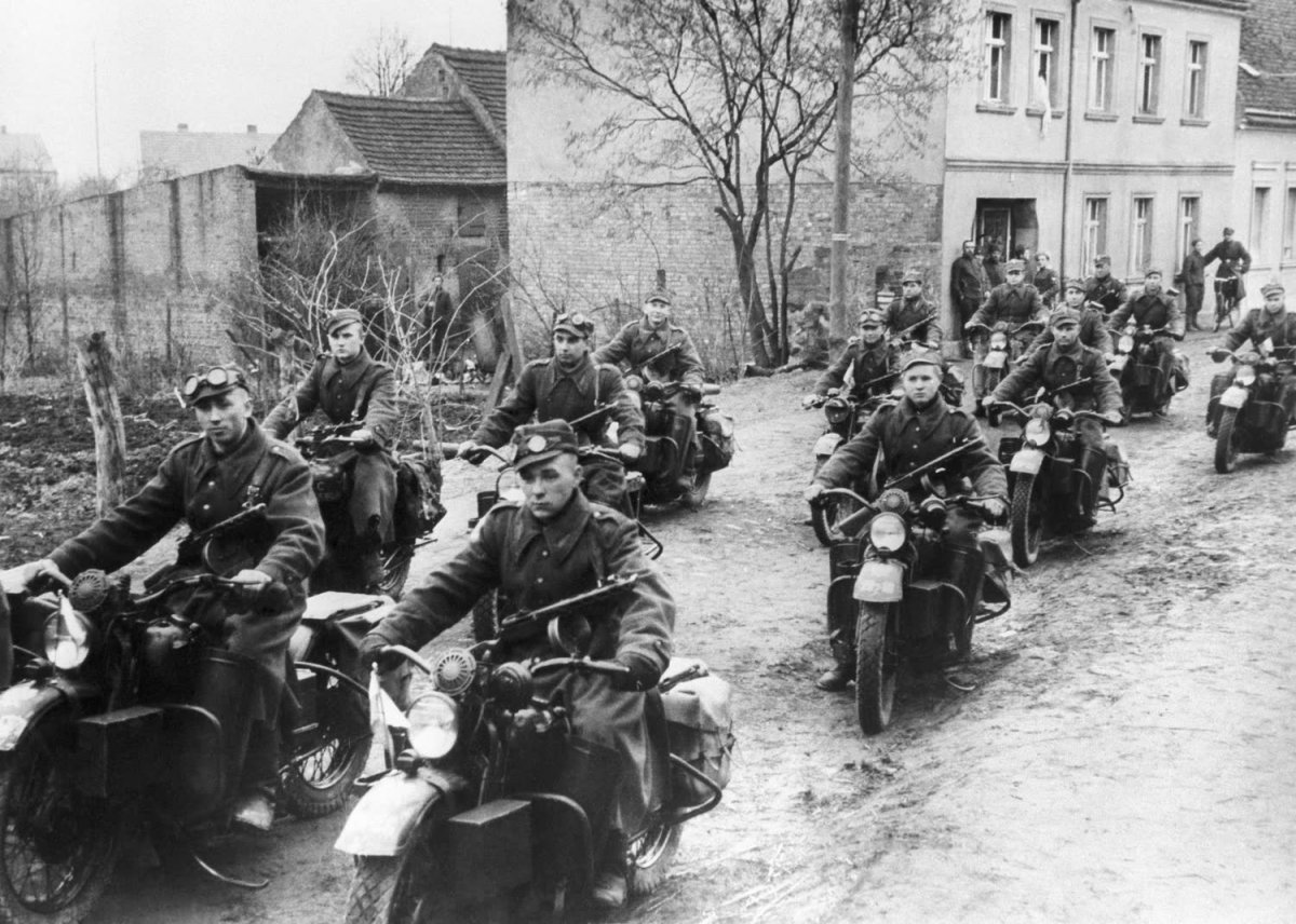 Polskie-moto-v-Kustrin_1945.jpg
