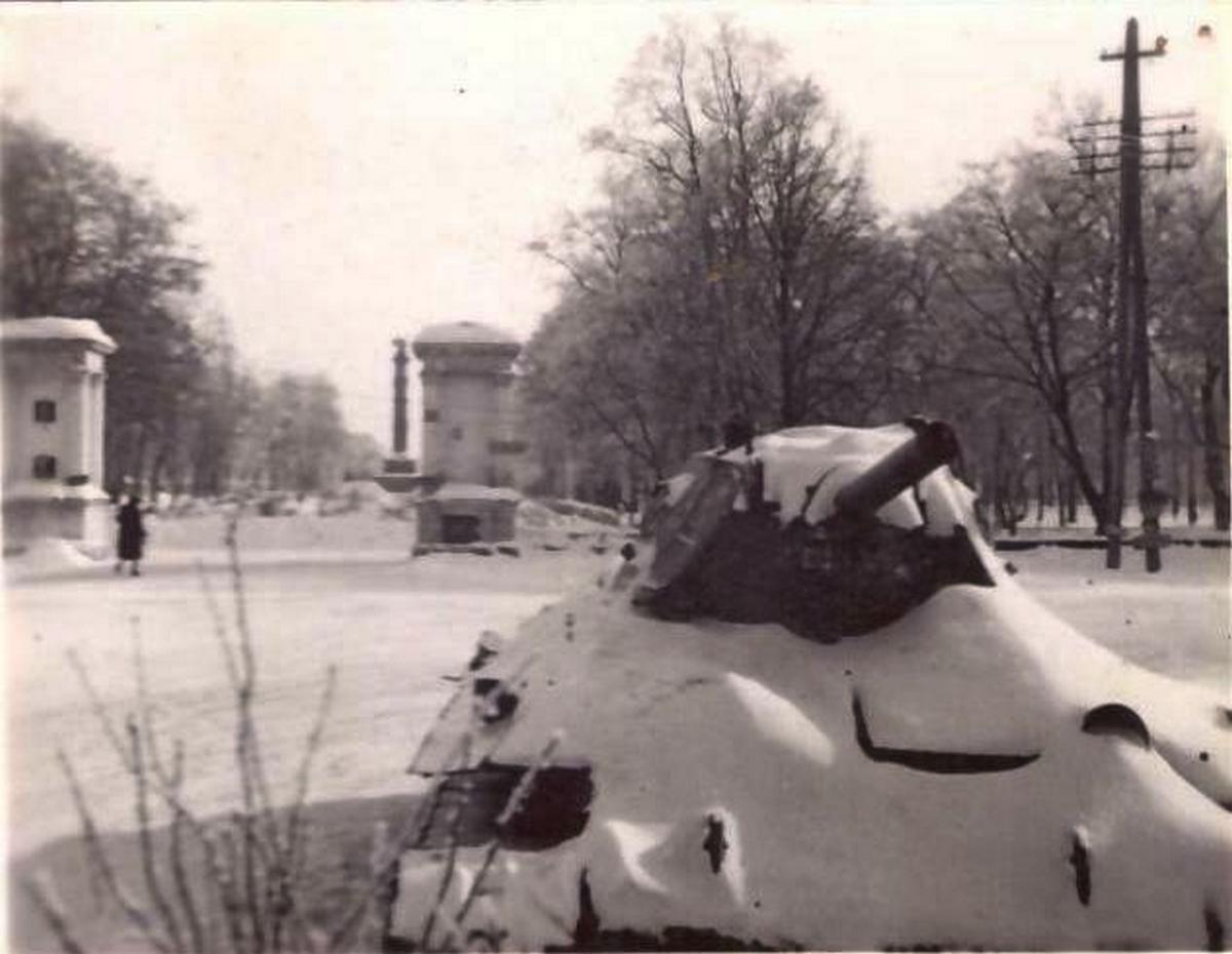 Полтава Вход в Корпусный парк (Ukraine Russ. Panzer im Schnee) 1941 г. (см. посты 3,85,125, 131.jpg