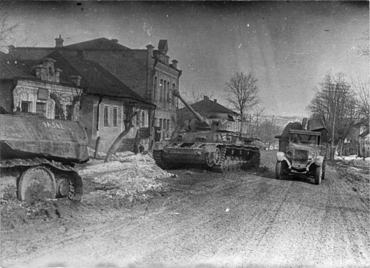 Проскуров грузовик ЗиС-5 проезжает мимо брошенного немецкого танка Pz.Kpfw. IV в городе.jpg