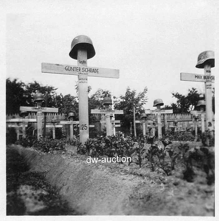 Proskurow-Fallschirmjager-Grabkreuz-mit-Springerhelm-Juli-1941.jpg