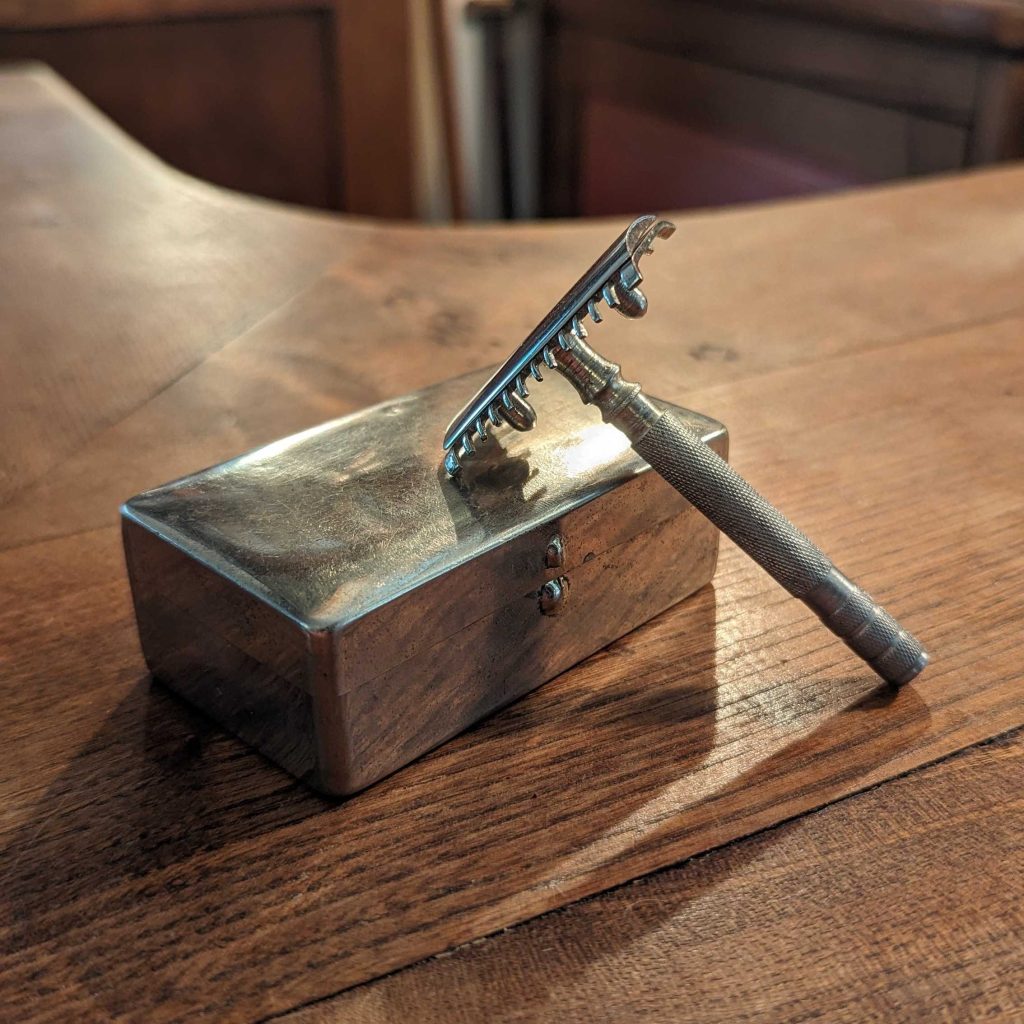 Rasoir-de-surete-ancien-en-boite-metal-1-1024x1024.jpg