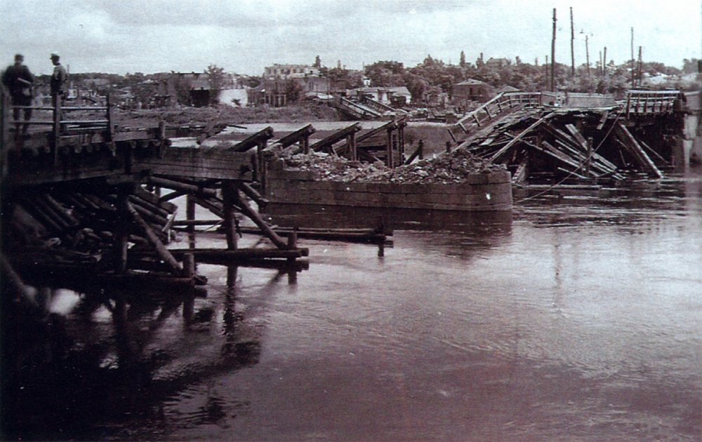 Разрушенный Центральный мост в Виннице. 1941 год.jpg