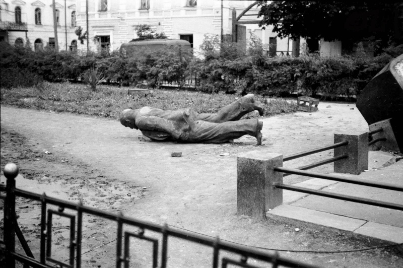 Разрушенный памятник Ленину в оккупированном Житомире-август 1941.jpeg