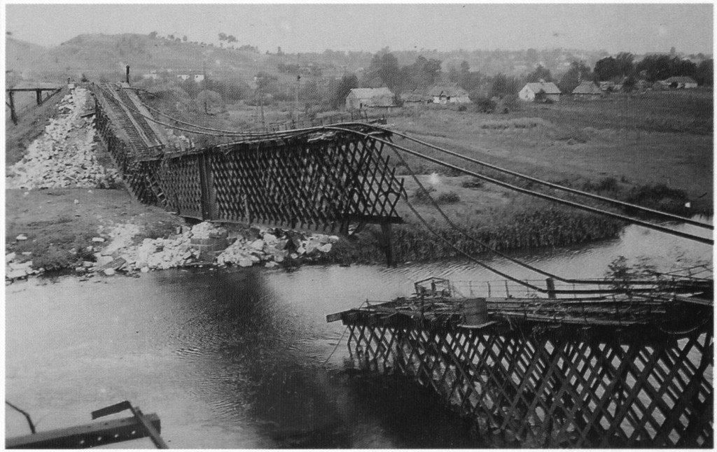 Разрушенный железнодорожный мост в г. Гнивань, июль 1941-го.jpg