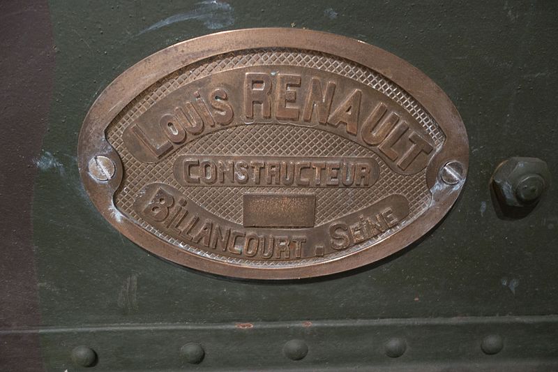 Renault_logo_on_tank_(24043687039).jpg