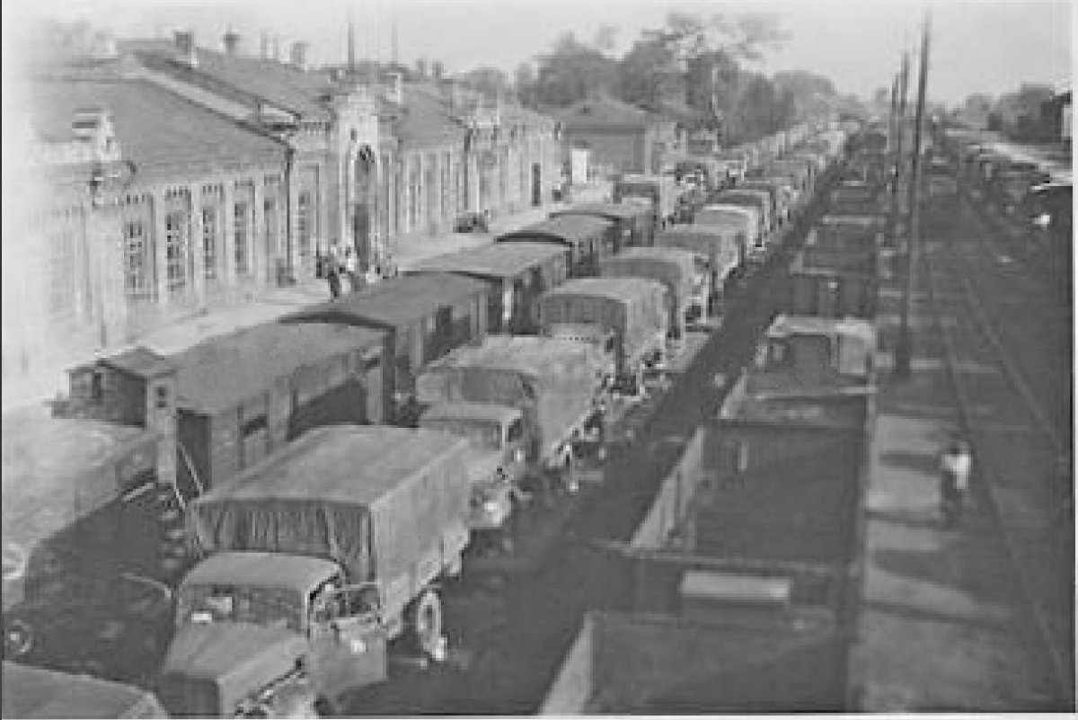 Ромны (Militär Eisenbahntransport LKW Verladung Ukraine 1943).jpg