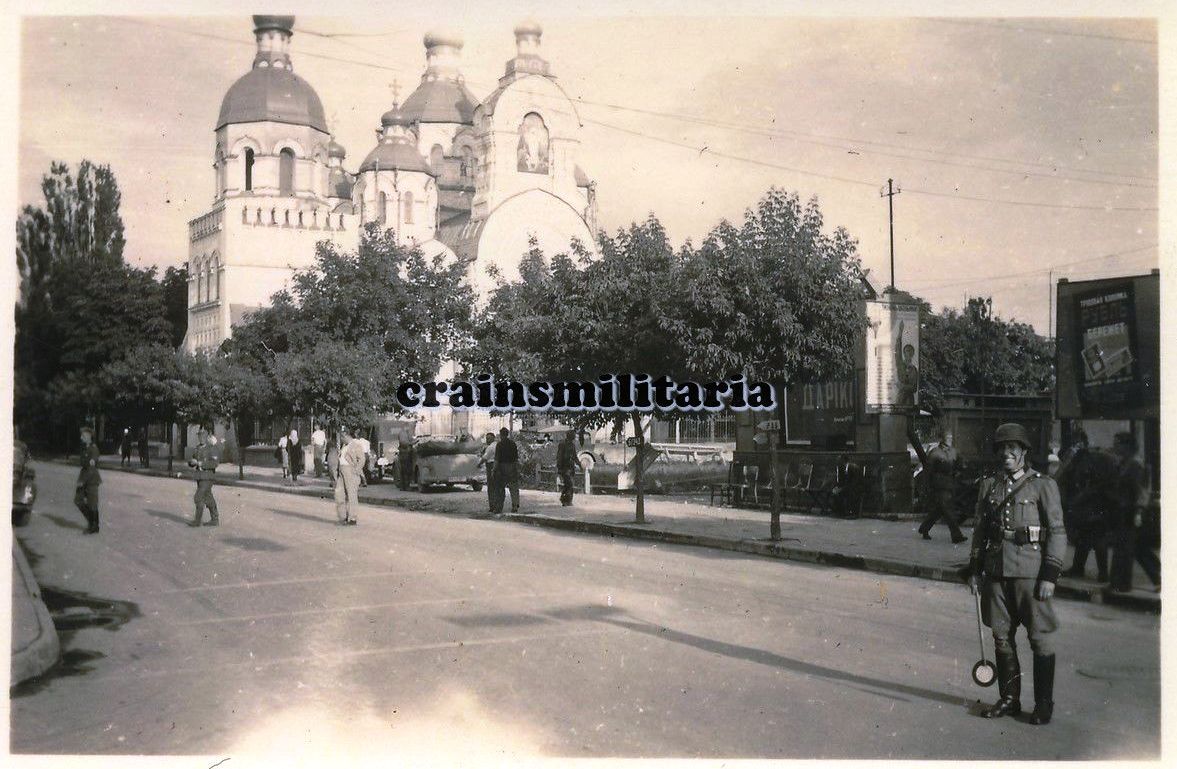 Ровно Полевой жандарм с нарукавной повязкой возле православной церкви 1941 г..jpg