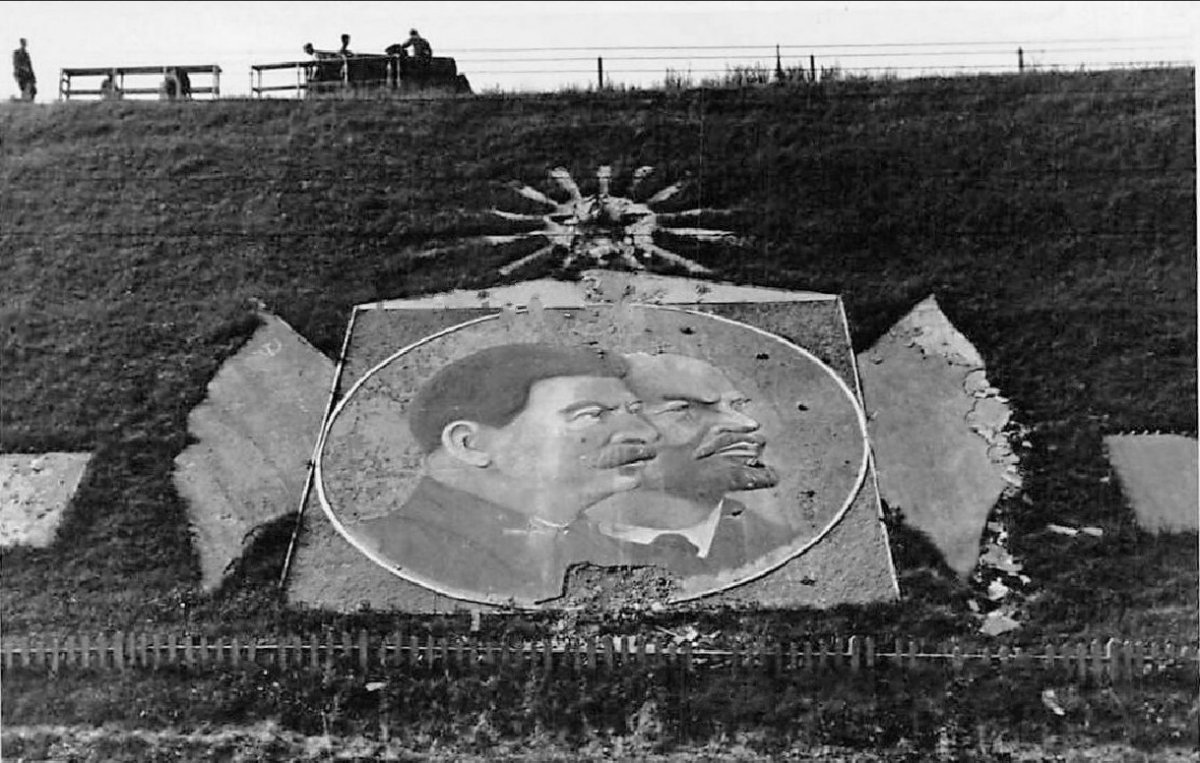 Ровно (вблизи) Советское агитационное панно (Lenin Stalin Denkmal bei Rowno) 1941 г..jpg