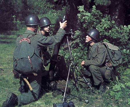 ==rucksacks seen on the medium heavy mortar m39 team summer 1943.jpg