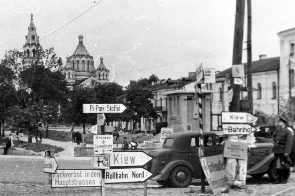 Schilder weisen den Weg durch Schytomyr. 1941 IMG_6094.JPG