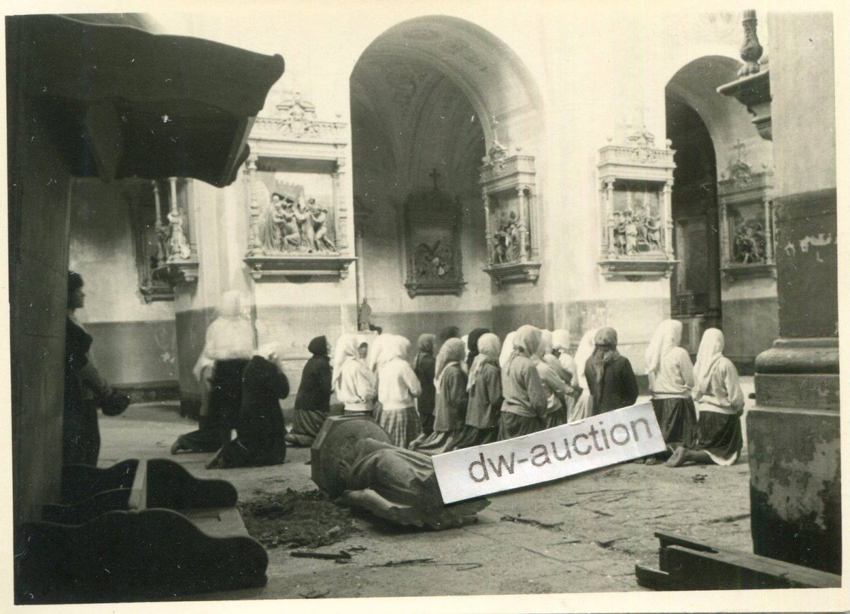 Шаргород (Служба в костёле) Фото военнослужащего 257-й ПД Вермахта  конец июля 1941..jpg