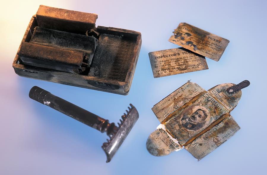 shaving-set-from-the-titanic-science-photo-library.jpg