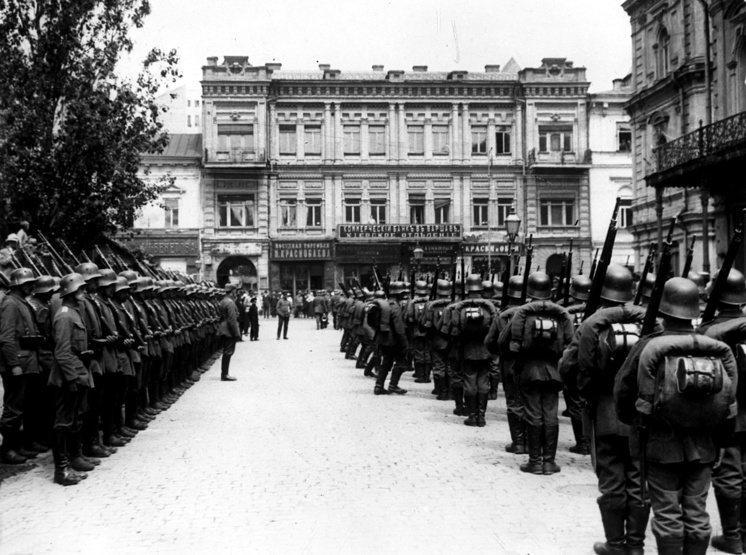 Смена караула у здания городсуой думы в гор.Киеве..jpg