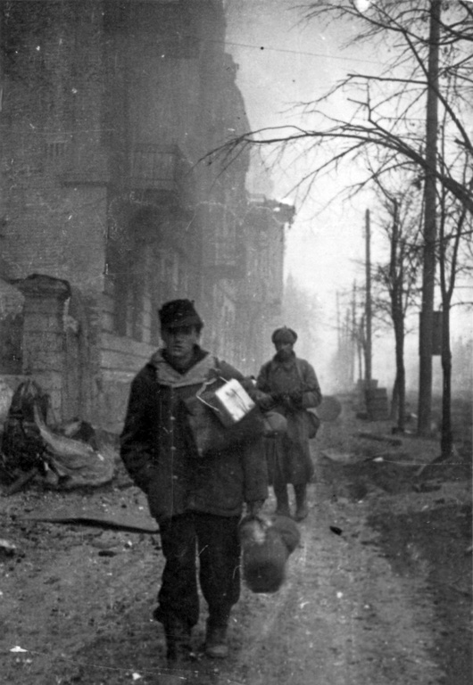 Соборная Советский солдат конвоирует пленного немца в Виннице (фото Юдина В. П.).jpg