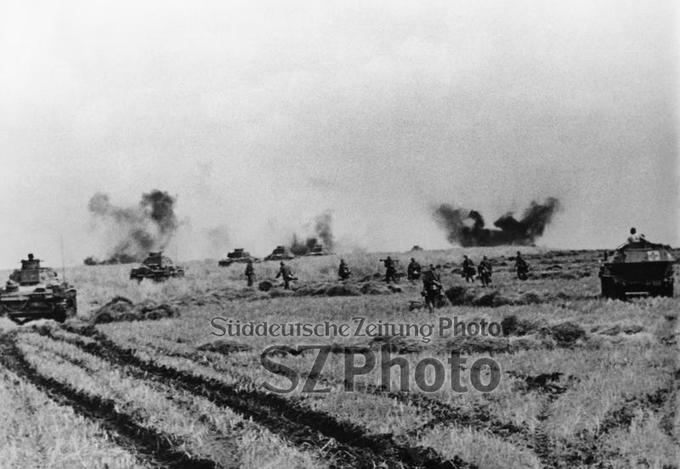 Soldaten der Wehrmacht kesseln sowjetische Truppen bei Uman ein.jpg