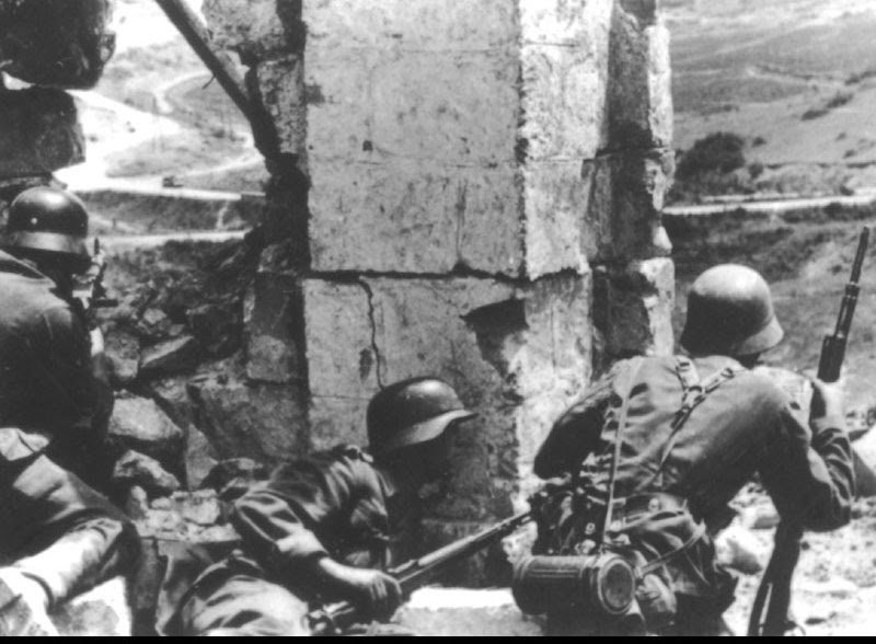 Солдаты немецкой армии во время боев за Севастополь..jpg