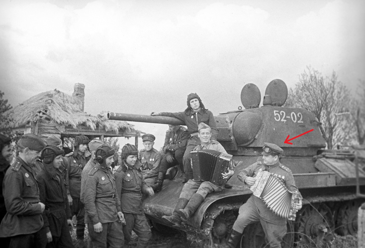 Sovet_tankisti_T_34_F_Levshin.jpg