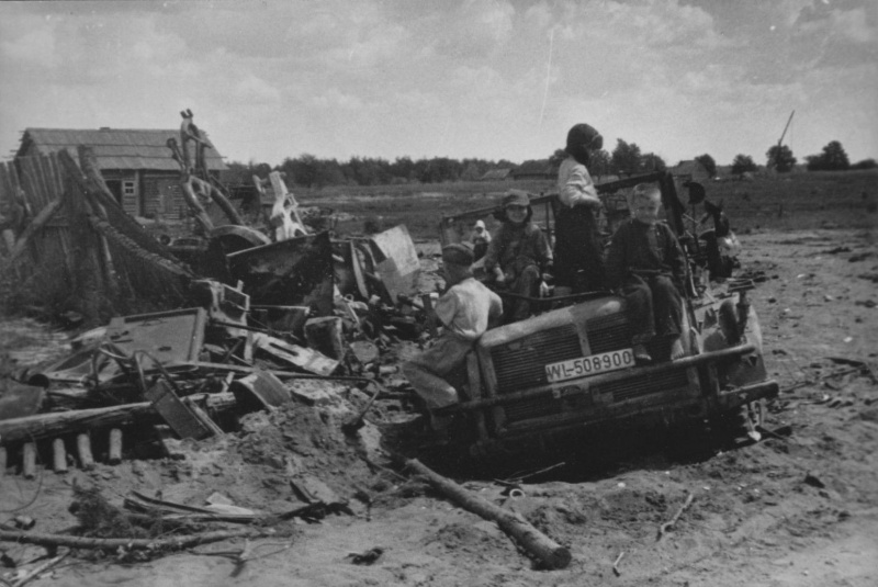 Советские дети играют на разбитом немецком автомобиле Хорьх 108.jpeg