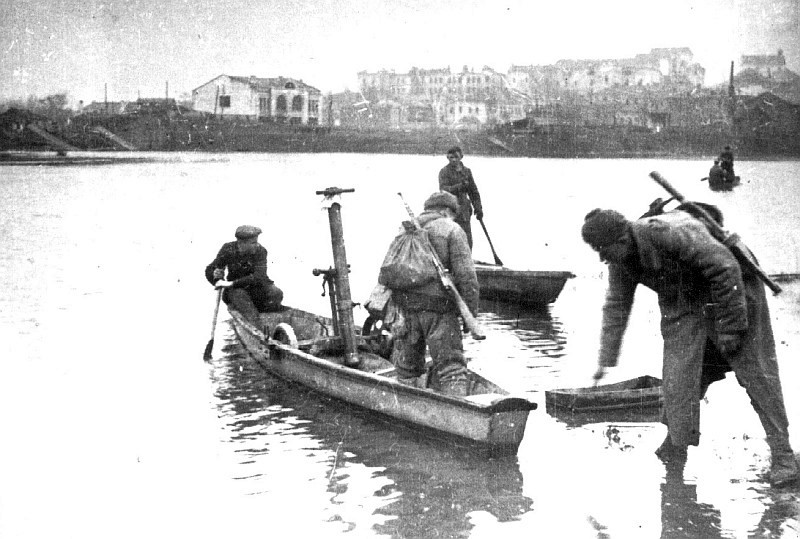 Советские миномётчики переправляются через Ю. Буг в р-не нынешнего Центрального моста.jpg