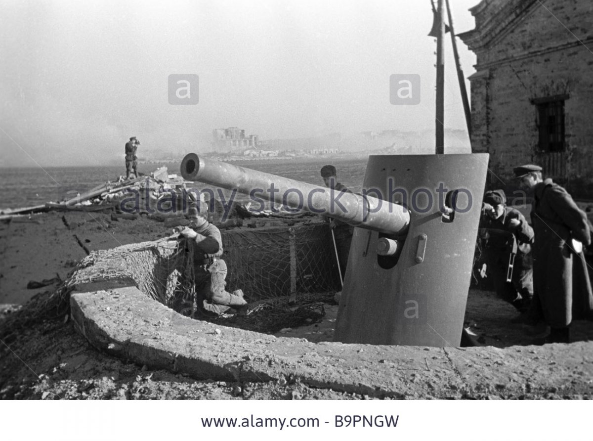 soviet-soldiers-defending-odessa-from-the-sea-firing-artillery-guns-B9PNGW.jpg