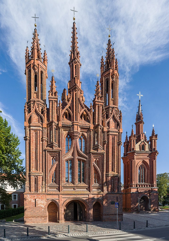 St._Anne's_Church_Exterior_3,_Vilnius,_Lithuania_-_Diliff.jpg