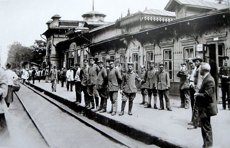 Старое здание ЖД вокзала 1918г и немецкие солдаты.jpg