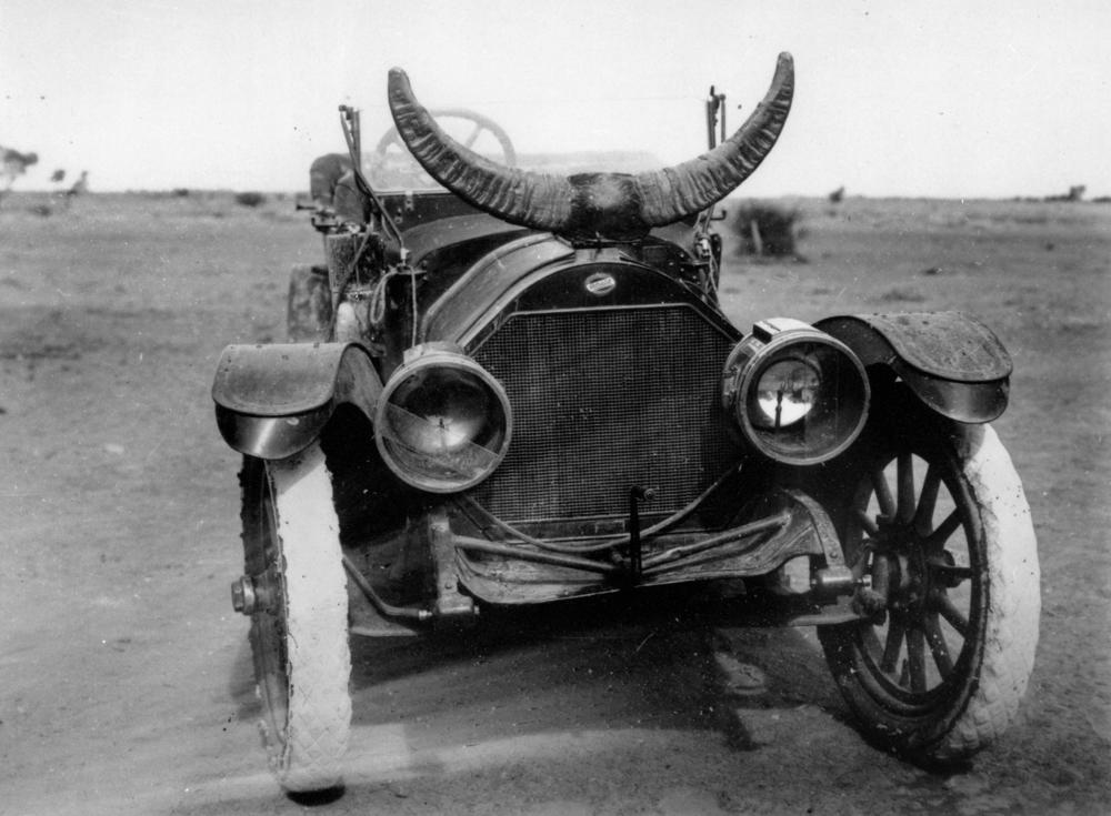 StateLibQld_2_113768_Overland_in_the_outback_possibly_Hughenden_area_ca._1915.jpg