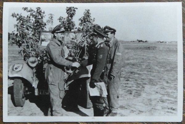 Stuka-Geschwader-77-Kommodore-Gratuliert-zum-400-Feindflug.jpg