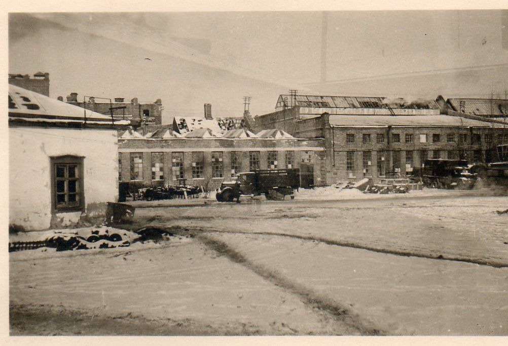 Сумы 299. ID Inf. Div. Werkstatt Kompanie Sumy Ukraine Januar '42 Fabrik Kfz Fahrzeug.jpg