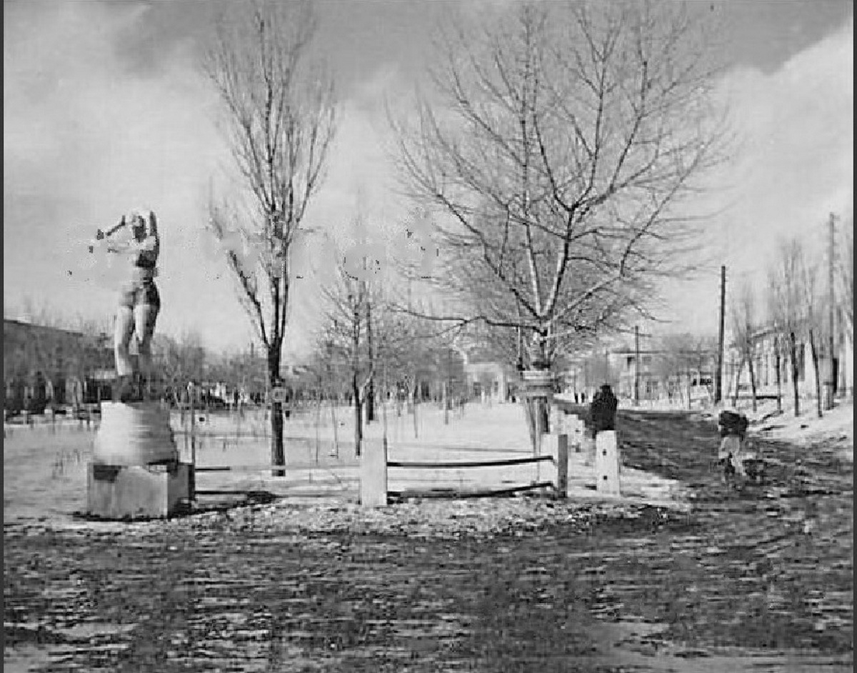 Сумы Скульптура женщины (Frauen Denkmal mit Bikini Sumy) 1941-1943 г..jpg