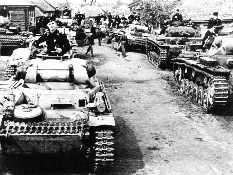 Танковая колонна гитлеровцев перед боевым выступлением под Р.jpg