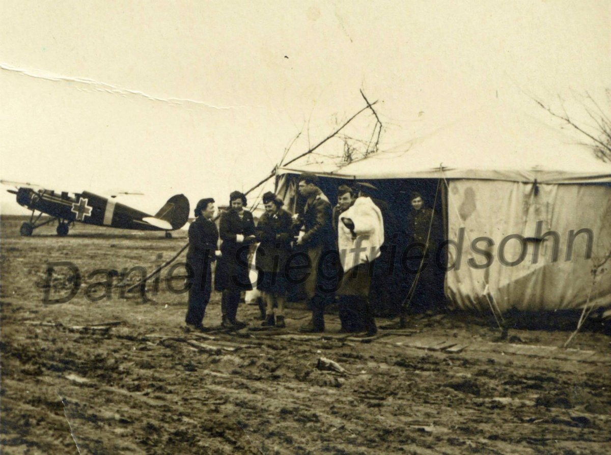 Tighina 1941. Aeroportul Gâsca%2C sediul Escadrilei Sanitare.jpg