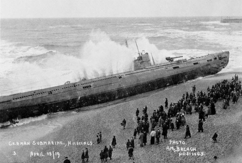 U-118-a-World-War-One-submarine-washed-ashore-on-the-beach-at-Hastings-England-2.jpg