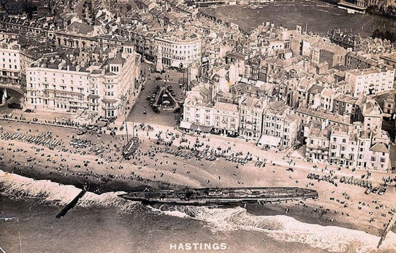 U-118-a-World-War-One-submarine-washed-ashore-on-the-beach-at-Hastings-England-3.jpg