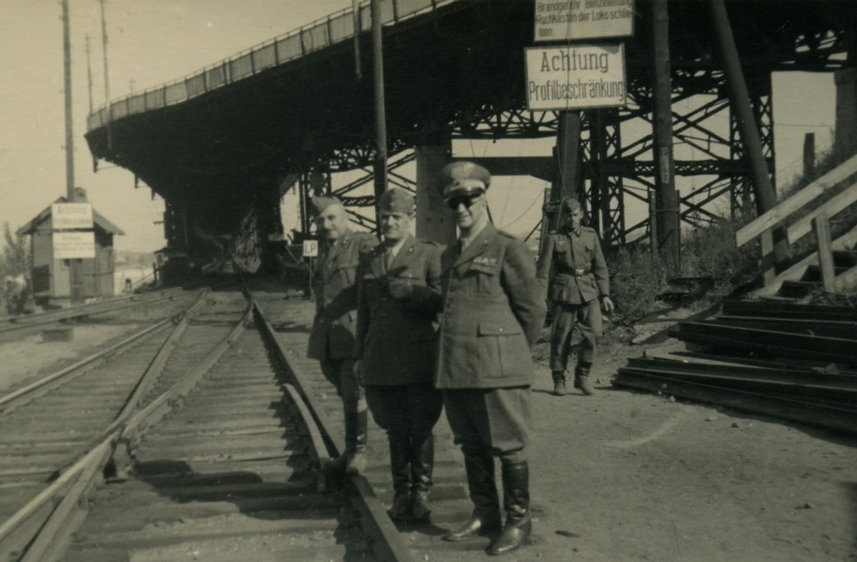 Ucraina002 ottobre 42 Ponte sul Nipro Fermata del treno ospedale a Dniepropetrovs.jpg