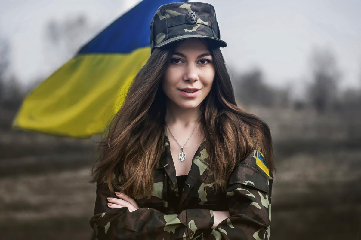 ukraine-devushka-forma-ukraina.jpg