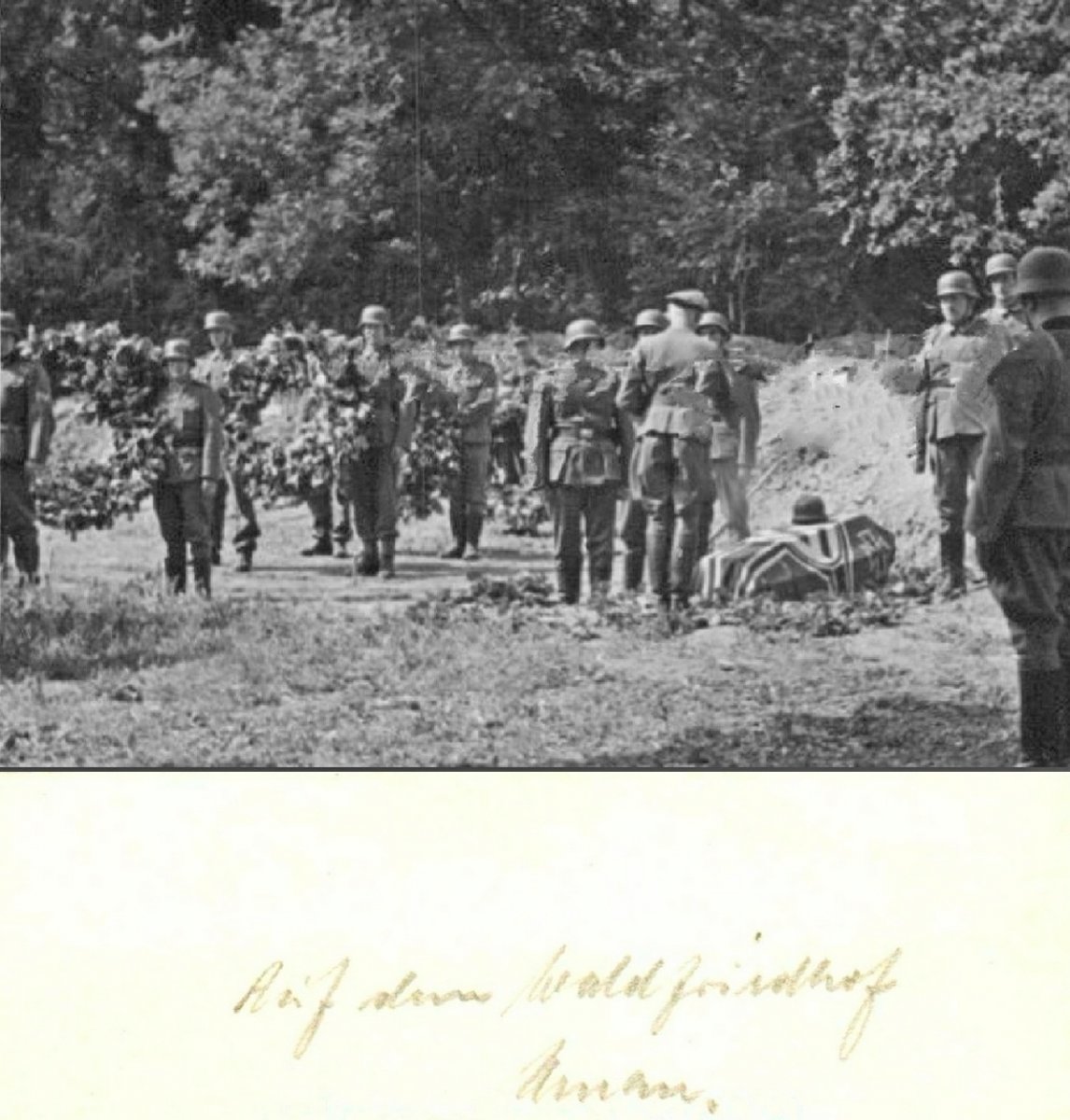 Умань На лесном кладбище ( Beisetzung auf dem Soldatenfriedhof von Uman) 1941 г..jpg