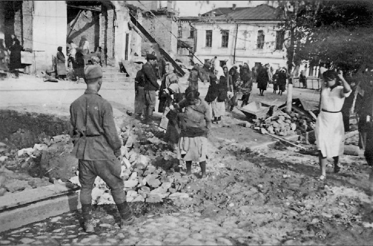 Умань Русский солдат-хиви и население засыпают воронки 1941 г..jpg