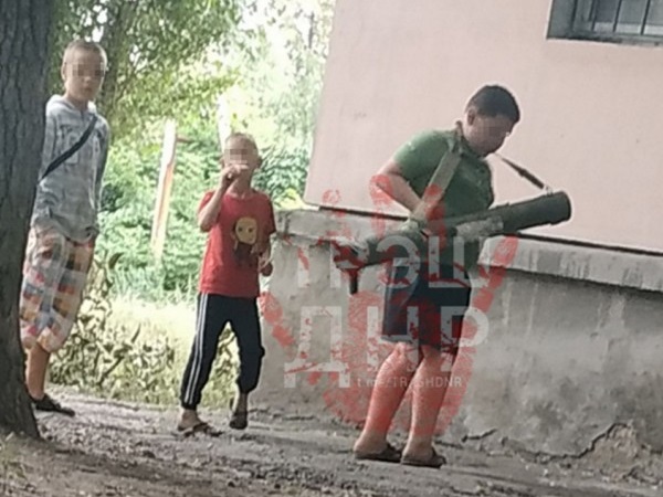 v-donecke-vo-dvorah-deti-igrayut-shmeljami-photo-big.jpg