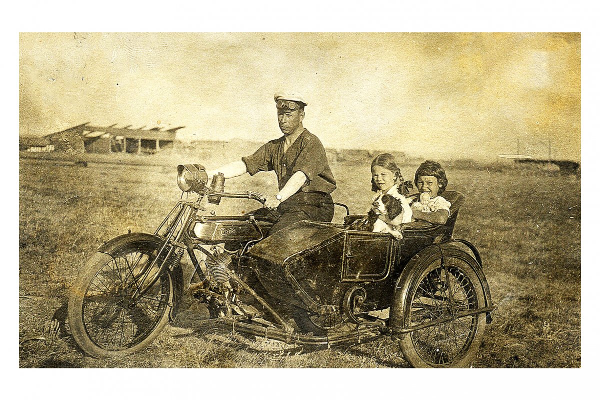 Валентин Савельевич Лясс. В коляске мотоцикла его дочь Наталия.jpg