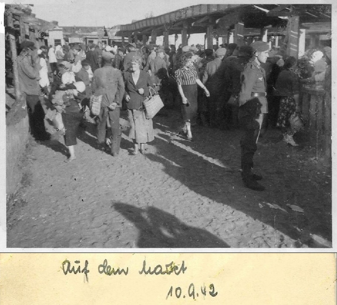 Винница Базар 1942 г. (Soldat auf dem Markt in Winniza, Ukraine, 1942) page.jpg