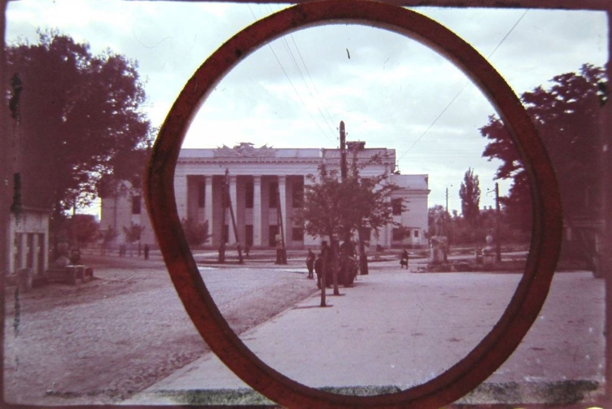 Винница ДКА, справа - скульптура в начале бульвара во время оккупации..jpg